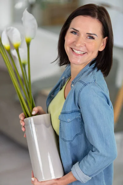 Beautiful Woman Holds Vase Arum Lilies — Stock Photo, Image