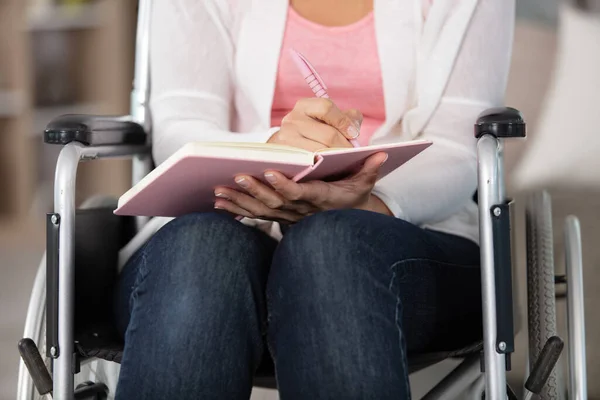 Mulher Deficiente Cadeira Rodas Escrita — Fotografia de Stock
