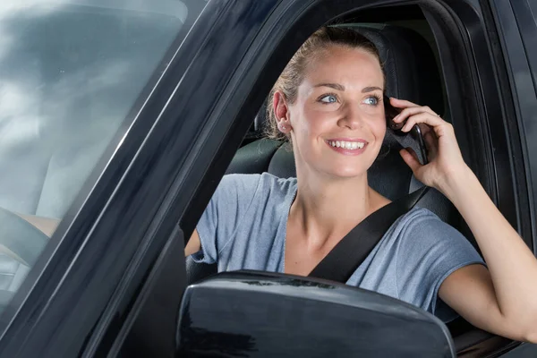 Kvinna Med Telefon Bilen — Stockfoto