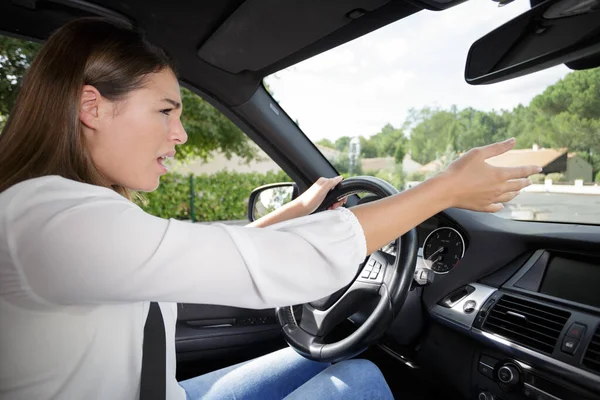 Mulher Zangada Gritando Gesticulando Enquanto Dirige Carro — Fotografia de Stock