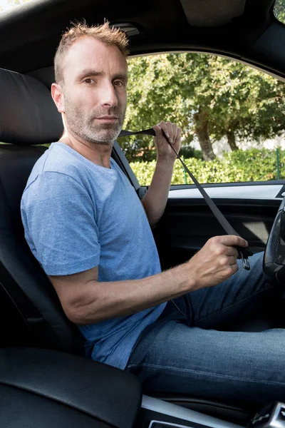 Homem Fixando Cinto Segurança Carro — Fotografia de Stock
