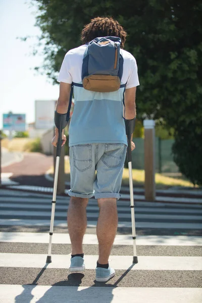 Behinderter Überquert Mit Krücken Die Straße — Stockfoto