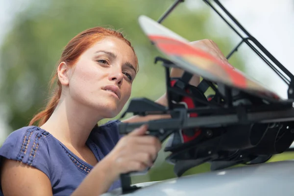 Satisfied Woman Puts Things Roof Rack — Stock Photo, Image