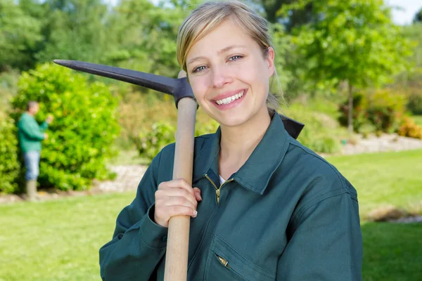 Trabajador Está Quitando Las Malezas Jardín — Foto de Stock