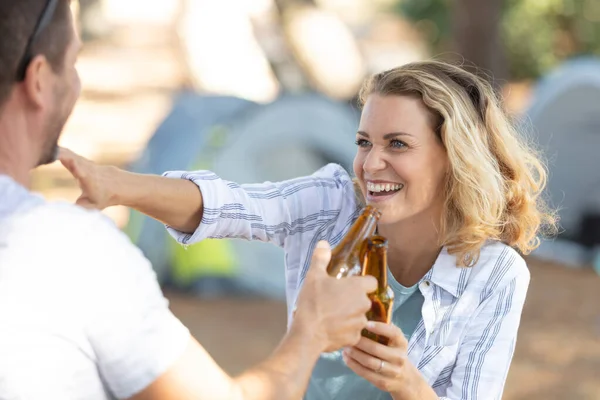 在街上喝啤酒的夫妻欢呼 — 图库照片