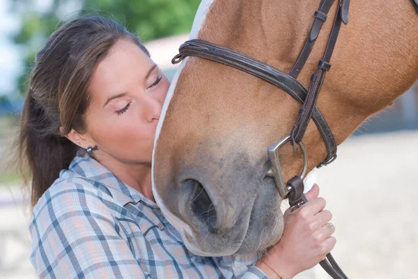 Een Vrouwelijke Ruiter Die Haar Paard Kust — Stockfoto