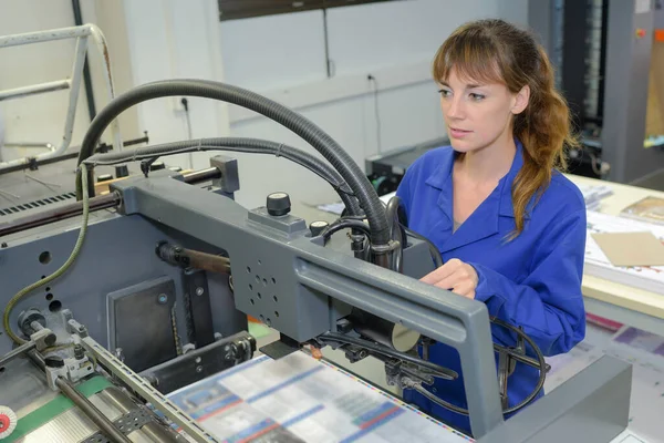 仕事中の女性印刷技術者 — ストック写真