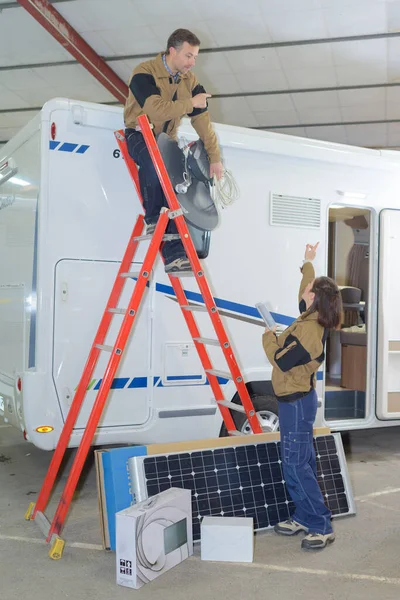 两名电工在房顶安装太阳能电池板 — 图库照片