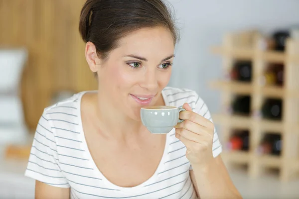 Vrouw Met Een Kop Koffie Haar Handen — Stockfoto