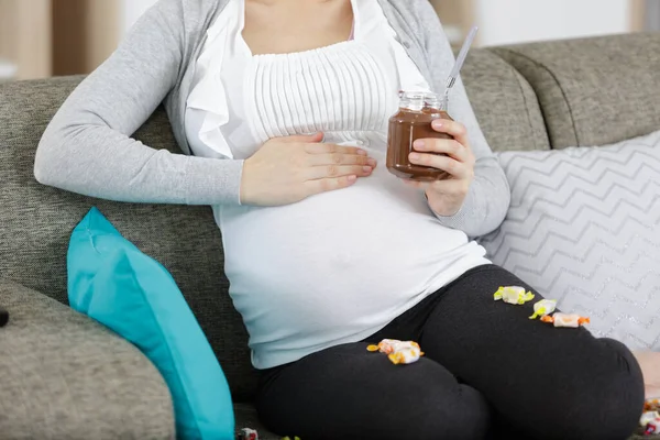 Έγκυος Γυναίκα Που Τρώει Ευανάγνωστη Σοκολάτα — Φωτογραφία Αρχείου