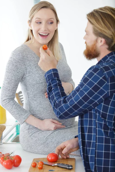 Hombre Alimentación Embarazada Mujer Cereza Tomates — Foto de Stock
