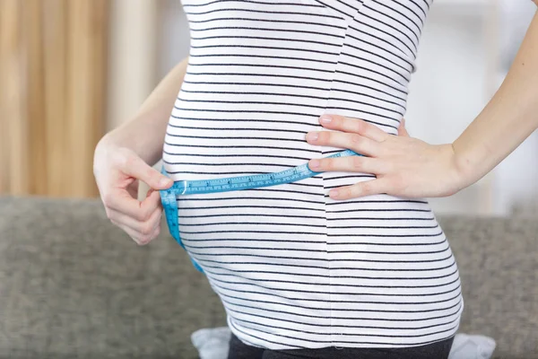 Una Mujer Embarazada Midiendo Vientre — Foto de Stock