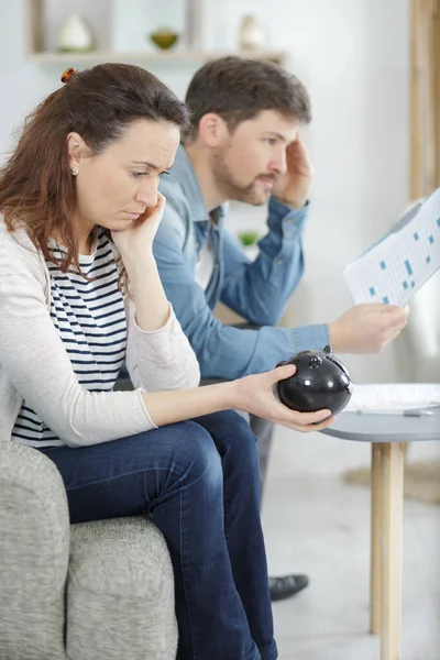 Chateado Jovem Casal Apaixonado Segurando Porquinho Banco — Fotografia de Stock