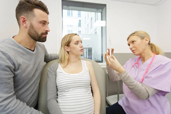 Arzt Hält Spritze Mit Flüssigkeit Spritze Einer Schwangeren Patientin — Stockfoto