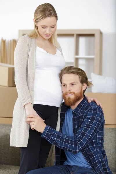 Glücklicher Mann Der Auf Den Bauch Einer Schwangeren Frau Hört — Stockfoto