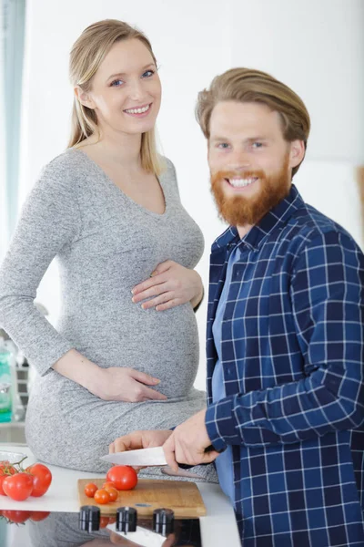 Man Cooking Salad Pregnant Wife — Stock Photo, Image