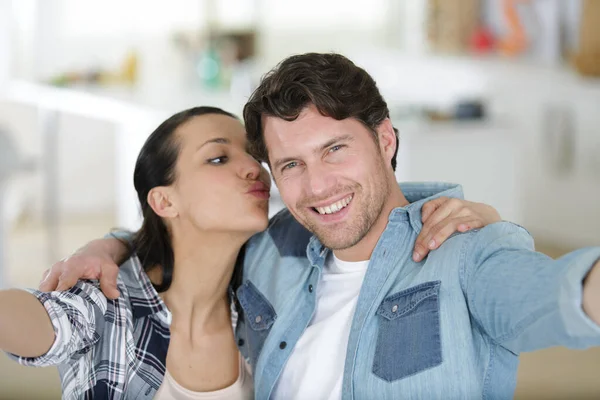 Coppia Baciarsi Abbracciarsi Vicenda Prendendo Una Foto Selfie — Foto Stock