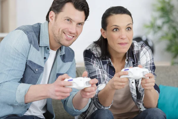 Casal Emocional Jogar Jogos Vídeo Com Controladores — Fotografia de Stock
