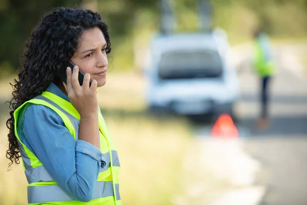 Kvinna Pratar Telefon Nära Trasig Bil — Stockfoto