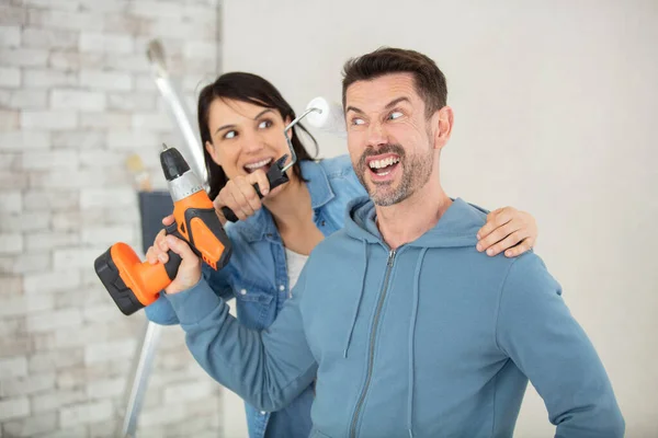 Casal Divertindo Enquanto Renovando Sua Nova Casa — Fotografia de Stock