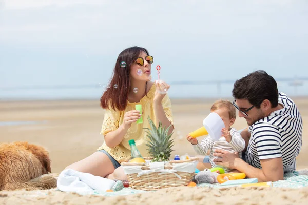 Dreiköpfige Familie Amüsiert Sich Strand — Stockfoto
