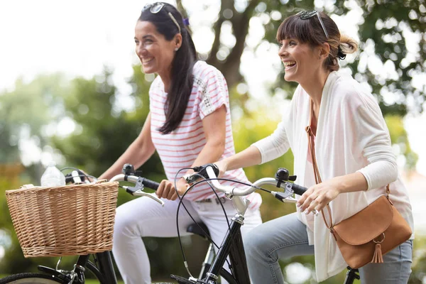 Duas Mulheres Divertindo Bicicleta — Fotografia de Stock