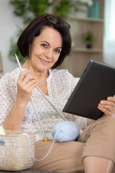 Senior Woman Oglądania Serialu Online Urządzeniu Elektronicznym Dzianin — Zdjęcie stockowe