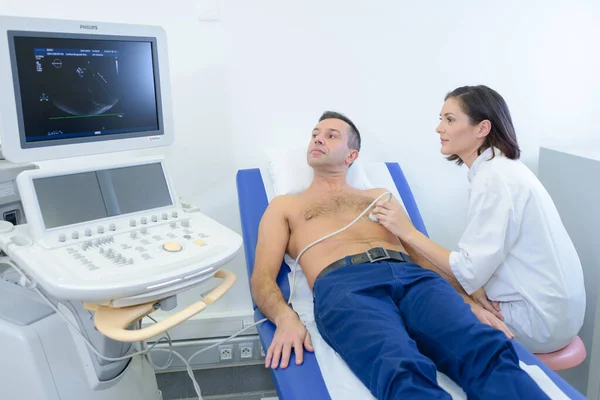 Paciente Sexo Masculino Com Exame Cardíaco — Fotografia de Stock