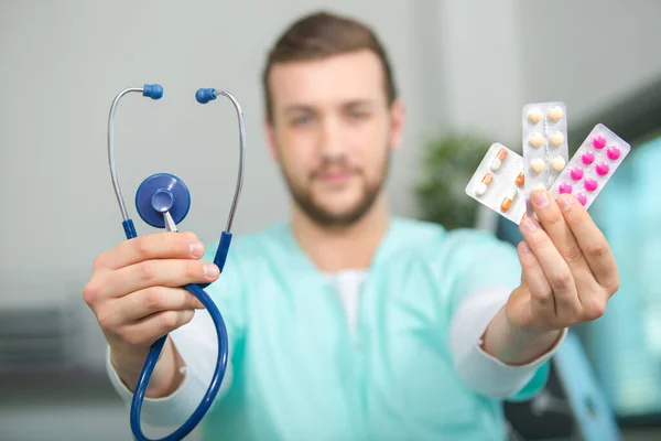 Zdravotnický Pracovník Ukazuje Pilulky Stetoskop — Stock fotografie