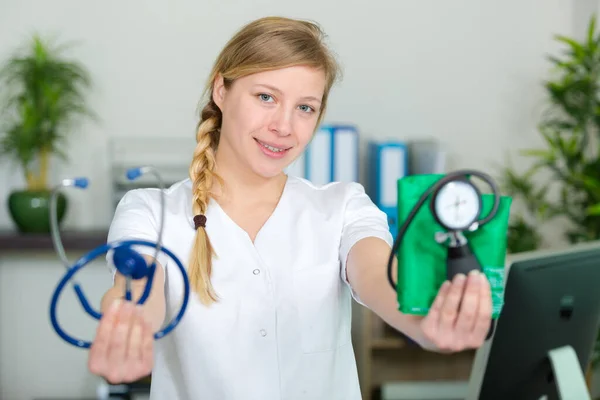 Female Doctor Showing Tools Camera — Stock Photo, Image