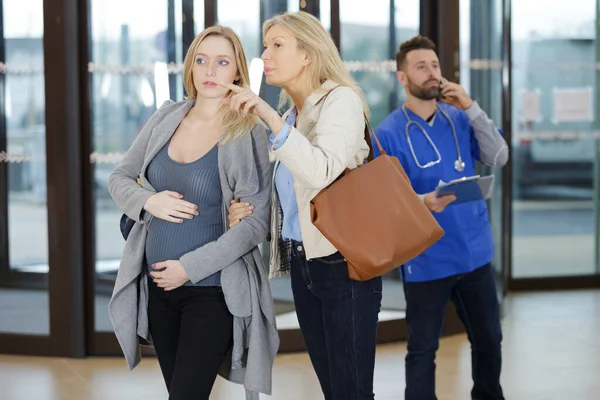 Schwangere Kommt Mit Ihrer Mutter Ins Krankenhaus — Stockfoto