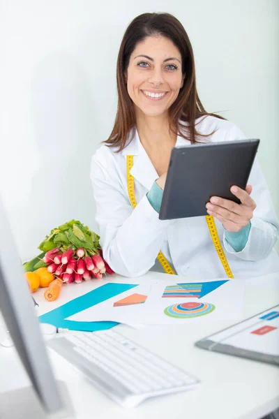 Dietista Femenina Con Tableta Dando Consejos Nutricionales —  Fotos de Stock