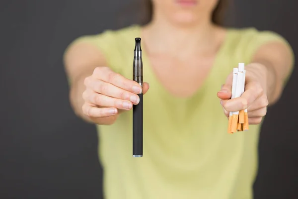 Женщина Держит Электронную Сигарету Нормальную Сигарету — стоковое фото