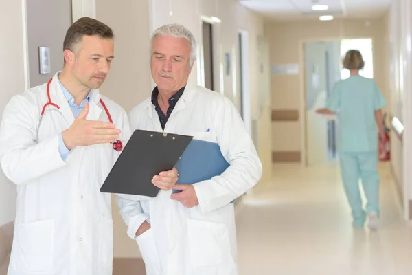 Hastane Koridorunda Panosu Olan Doktorlar — Stok fotoğraf