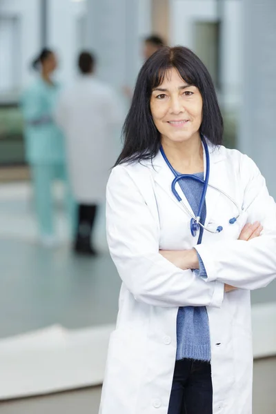 Portrait Smiling Woman Doctor Her Arms Crossed — Stock Photo, Image