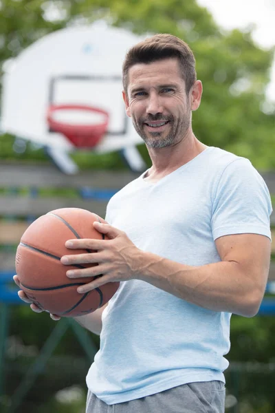 头戴篮球姿势的男子腰高肖像 — 图库照片