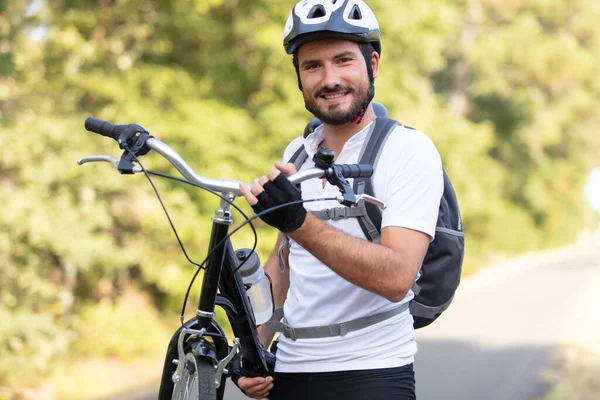 Cycliste Masculin Avec Son Vélo Sur Course — Photo