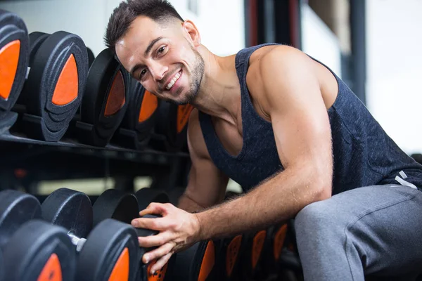 Bodybuilder Wählt Gewichte Aus Dem Rack — Stockfoto