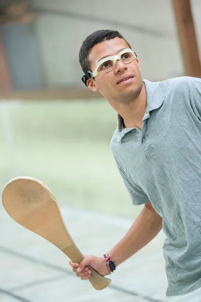 Foto Van Een Man Met Een Pala Racquette — Stockfoto