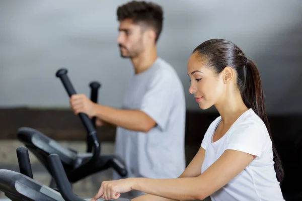 Man Woman Walking Treadmills Modern Gym — Stock Photo, Image
