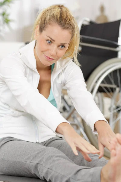 Инвалид Женщина Растягивает Ноги Помещении — стоковое фото