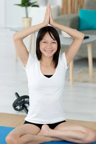 Chica Joven Haciendo Yoga Salón —  Fotos de Stock