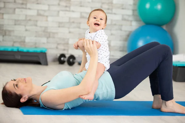 Jovem Mãe Faz Exercícios Aptidão Física Junto Com Seu Bebê — Fotografia de Stock