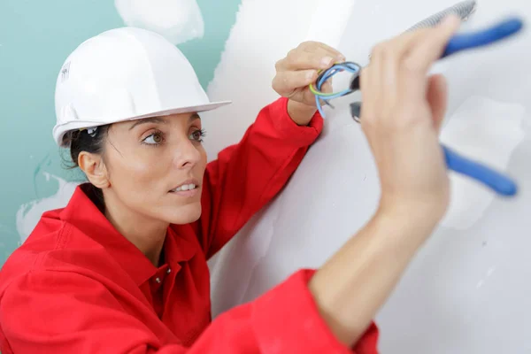 Elettricista Femminile Che Installa Una Presa Muro — Foto Stock