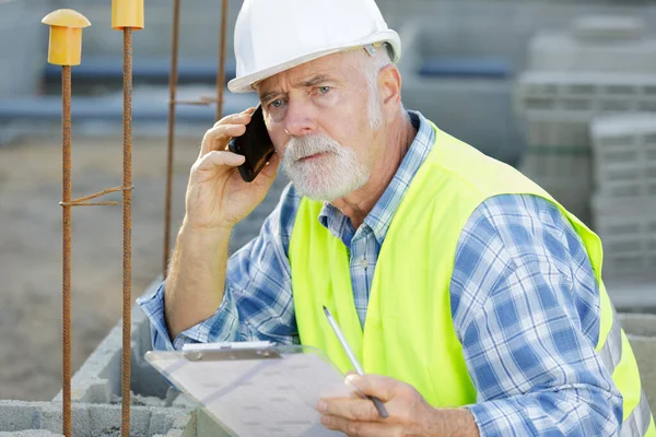 Ingeniero Senior Hombre Usando Teléfono Inteligente Trabajo —  Fotos de Stock