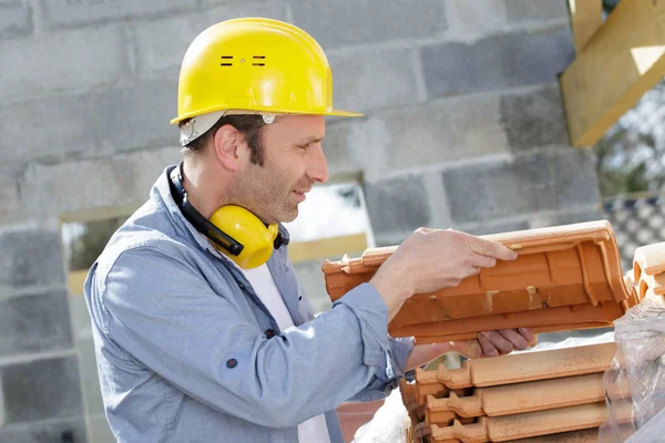 Männlicher Arbeiter Umgang Mit Dachziegeln — Stockfoto