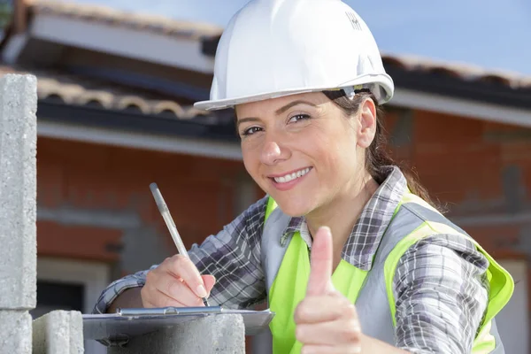 Constructor Femenino Mostrando Pulgar Hacia Arriba —  Fotos de Stock