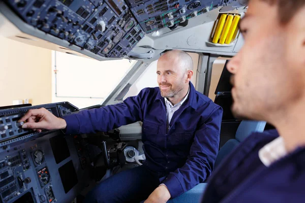 Joven Técnico Aviación Cabina Con Entrenador —  Fotos de Stock