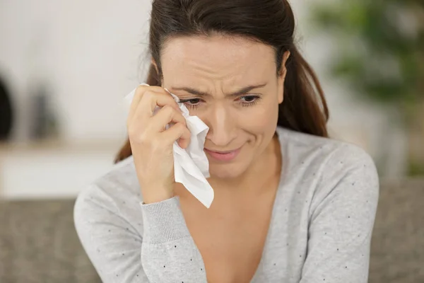 Больная Женщина Плачет Дома Диване — стоковое фото