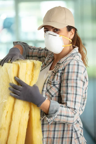 Female Worker Wearing Mask While Handling Insulation — Stock Photo, Image